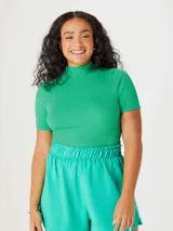 Camiseta verde claro de tela acanalada, con cuello alto y mangas cortas.