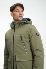 Campera azul marino con capucha, cierre frontal con cremallera y bolsillos con cierre y solapa.