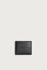 Billetera de cuero con acabado abatanado, diseño plegable con costura central horizontal, compartimento para billetes, tarjetero y monedero con broche a presión.