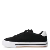 Championes urbanos Puma modelo Court Classic Vulc, color negro con detalles en blanco. Presentan un diseño de corte bajo con capellada de lona, cierre de cordones y suela vulcanizada con franja decorativa.