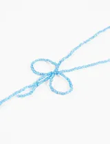 Collar de cuentas de plástico color celeste con dije de lazo.