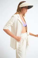 Visera de estilo clásico en color beige, con ala ancha y borde contrastante en color negro. Cuenta con una banda elástica posterior para un ajuste cómodo.