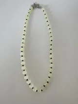 Collar de cuentas esféricas de color verde agua intercaladas con pequeñas cuentas oscuras.