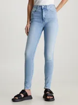 Jeans skinny tiro alto Calvin Klein, color celeste claro, confeccionados con denim elástico y fibras recicladas.