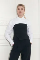 Camisa corta blanca de mangas largas con puños abotonados y cuello clásico.