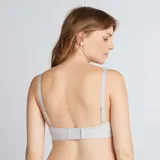 Pack de dos sujetadores de lactancia, uno gris y otro blanco, con breteles regulables y broche frontal para facilitar la lactancia.