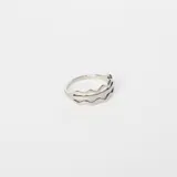 Anillo plateado de acero quirúrgico hipoalergénico con diseño de ondas.