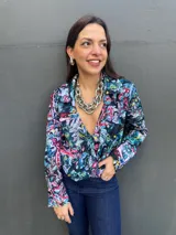 Aros colgantes plateados con forma de gota.