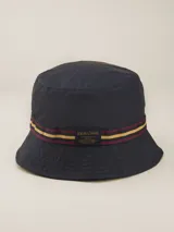 Gorro tipo bucket color azul marino con cinta decorativa horizontal con rayas rojas y amarillas.