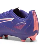 Championes de fútbol Puma Ultra 5 Play FG/AG, color violeta con detalles en rosa y naranja.