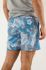 Short de baño azul con estampado de flamencos.