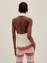 Pantalón tejido con diseño de ondas en tres colores: lila, azul y negro. Presenta pequeños calados en líneas verticales y cintura elastizada.