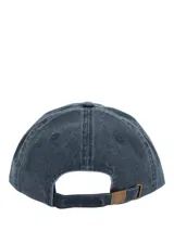 Gorra de estilo clásico con efecto lavado, confeccionada en algodón orgánico. Presenta un bordado frontal de un perro Basset Hound y cuenta con ajuste de hebilla en la parte posterior.