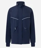 Campera rompevientos azul marino con cuello alto ajustable, cierre frontal y cordones en la cintura para un ajuste entallado. Presenta detalles de costuras en contraste blanco y puños elásticos.