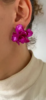 Par de caravanas con forma de flor, hechas a mano en porcelana.