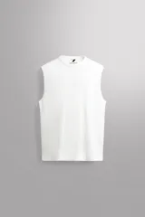 Musculosa de corte relajado confeccionada en tejido compacto de algodón, con cuello redondo y sisas con acabado irregular. Pertenece a la línea Zara Athleticz.