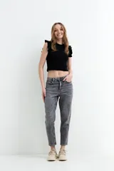 Remera crop negra de canalé con cuello redondo y volados en los hombros.
