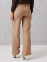 Pantalon de corte wide leg y tiro alto, con cintura estructurada, pasadores para cinturon y cierre frontal con gancho. Presenta bolsillos laterales de ojal y bolsillos traseros simulados, confeccionado en un tejido con caida fluida.