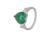 Anillo de plata 925 con una esmeralda en forma de corazón y circonitas baguette a los costados.