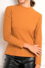 Polera blanca de algodón texturado con cuello alto y mangas largas.