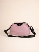 Bandolera de nylon color lila con correa de cinta negra ajustable. Tiene dos compartimentos con cierre y un bolsillo frontal.
