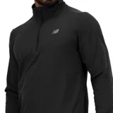 Buzo deportivo New Balance de hombre, modelo Space Dye 1/4 Zip MT41915BKH, color negro jaspeado, con cierre de un cuarto, mangas largas con presillas para el pulgar y logo reflectante.