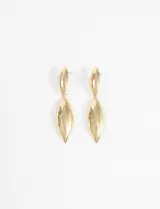 Aros colgantes dorados con doble dije en forma de hoja.