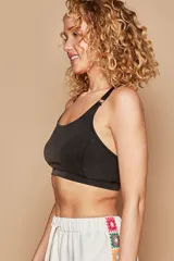 Top deportivo negro con breteles anchos y espalda deportiva.