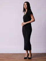 Vestido midi plisado color azul marino, con escote en V y lazo de ajuste en la cintura.