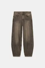 Jeans de tiro medio con diseño de pierna curva tipo barrel, confeccionados en denim con efecto lavado. Presentan cintura con trabillas, cierre frontal con cremallera y botón, y cinco bolsillos clásicos.