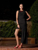 Vestido corto de microtul con diseño asimétrico, caracterizado por su textura fruncida en todo el cuerpo y un panel lateral largo que cae hasta la pantorrilla. Presenta un corte sin mangas y ajuste entallado.