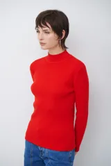 Polera de tejido morley con cuello alto, manga larga y ajuste al cuerpo.
