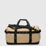 Bolso tipo duffel de viaje color beige con base y detalles en negro. Cuenta con correas de mano, correas ajustables y compartimentos organizadores. Fabricado en material repelente al agua.
