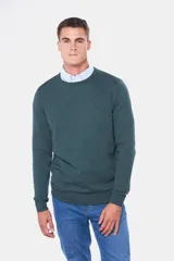 Buzo de punto color verde oscuro, con cuello redondo y mangas largas.