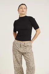 Blusa de punto acanalado color negro, con cuello alto y mangas cortas.