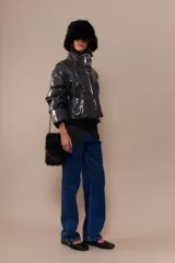 Campera puffer color marrón con cuello alto, cierre frontal con cremallera y bolsillos laterales.