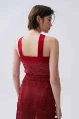 Top de tiras cruzadas color rojo. Su cuerpo tejido se amolda a la silueta y las tiras cruzadas permiten tener los hombros al descubierto, sujetando bien el busto.