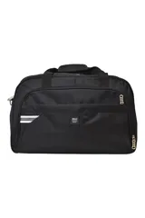 Bolso de viaje negro con doble asa de mano y correa larga regulable para colgar del hombro. Tiene un bolsillo frontal con cierre y un compartimento principal amplio con cierre doble. Incluye enganche para valija.