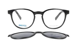 Lentes de marco completo color negro con sistema clip-on polarizado desmontable. Diseño versátil que permite transformar anteojos recetados en anteojos de sol.