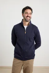 Cardigan de tejido de punto color verde militar, con cierre frontal de metal y cuello redondo. Presenta detalle de tejido plano en la cartera del cierre y en los bolsillos laterales.