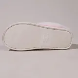 Pantufla cerrada de gamuza gris con interior y borde de peluche blanco, suela de goma antideslizante.