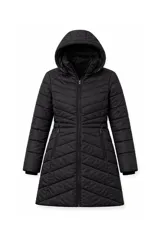 Campera larga tipo puffer color negro, con diseño acolchado en chevron, cierre frontal completo, capucha integrada y bolsillos laterales con cierre.