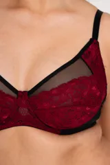 Soutien reductor con aro, confeccionado en puntilla color bordó y transparencias. Reforzado en espalda. Breteles elásticos regulables.