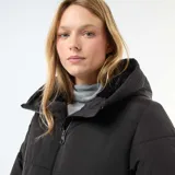 Abrigo acolchado tipo puffer color negro, con capucha, cierre frontal de cremallera, bolsillos delanteros con solapa y cordón ajustable en la cintura.