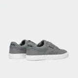 Championes Reebok Court Advance Vulc color gris con detalles en gris oscuro, rayas vectoriales en los laterales y suela blanca con base tostada.