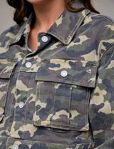 Campera de jean estampada con animal print de leopardo en tonos beige y gris, marca Hidden. Tiene cuello solapa, abertura frontal con botones metálicos, bolsillos delanteros y ruedo elastizado en la espalda.