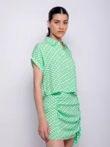 Minifalda estampada con flores en tonos celeste, azul, rosa y amarillo, con volados en el frente y cierre invisible en la parte trasera.