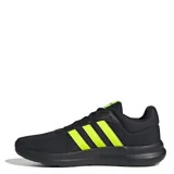 Championes urbanos Adidas Lite Racer 4.0, color negro con detalles en amarillo neón en las tres tiras laterales y la lengüeta. Confeccionados en malla transpirable, cuentan con tecnología Cloudfoam en la mediasuela para mayor amortiguación y suela de goma resistente.
