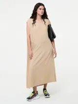 Vestido largo color beige, tipo túnica hoodie, de silueta amplia, con escote en V y capucha. Sin mangas.