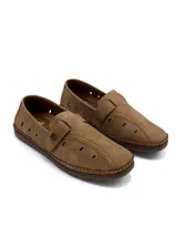Calzado tipo mocasín de estilo urbano, color marrón, confeccionado en eco-cuero con perforaciones laterales para ventilación. Cuenta con ajuste de velcro en el lateral y suela de PVC flexible.